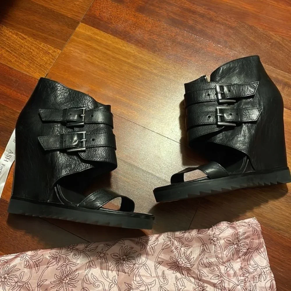 Ash Women’s High-top black tip toe